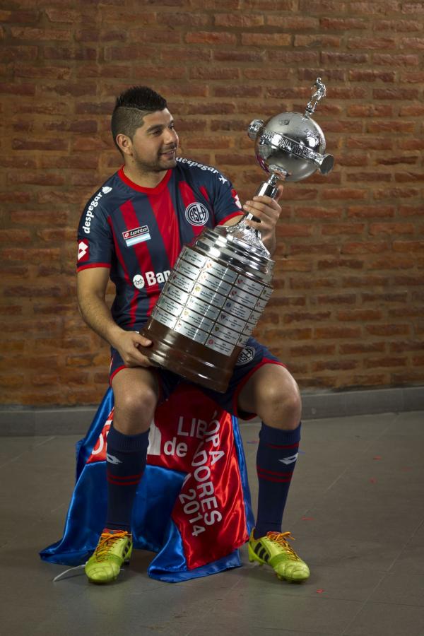 Imagen LA MIRADA fija, la sonrisa genuina: Orti le declara amor eterno a la Libertadores.
