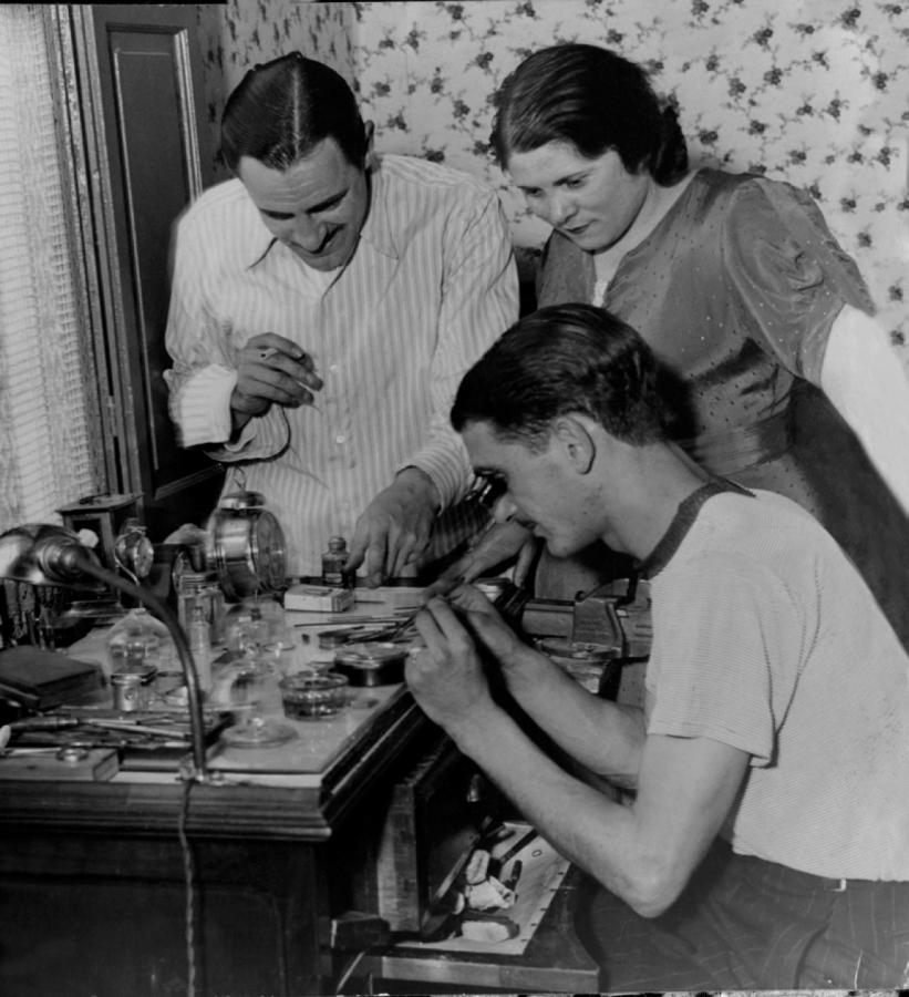 Imagen UNA IMAGEN ATIPICA: mostrando sus dotes para la relojería.