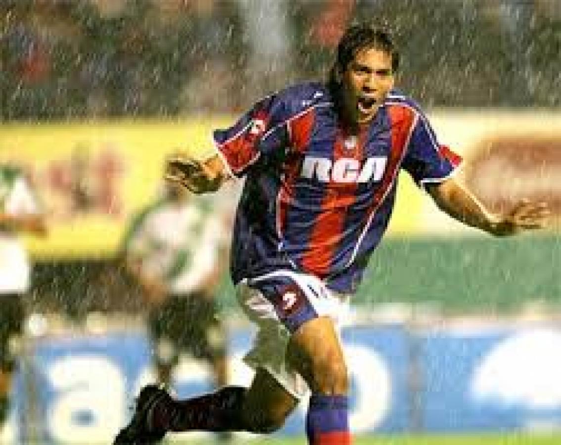Imagen FESTEJO después de anotar el gol del triunfo vs. Banfield. Fue en la fecha 17 del Clausura 2006, su último tanto azulgrana.