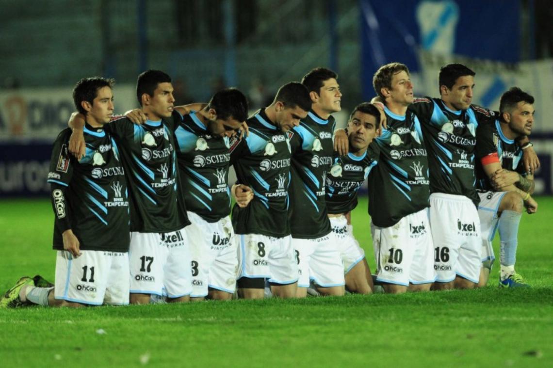 Imagen PENALES y festejo para el ascenso de Temperley. La agónica final fue en cancha de Platense y desde los 12 pasos quedó decretada la vuelta gasolera.