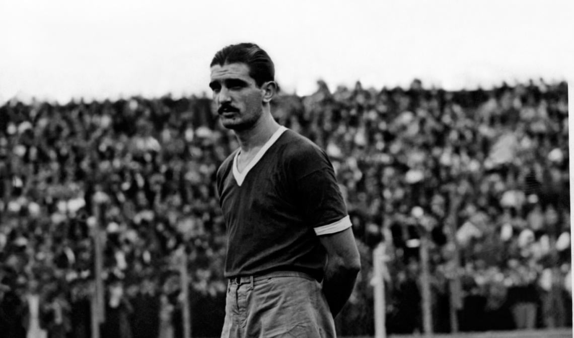 BIGOTE, raya al medio y aspecto desafiante. De la Mata regó de fútbol todas las canchas de la Argentina.