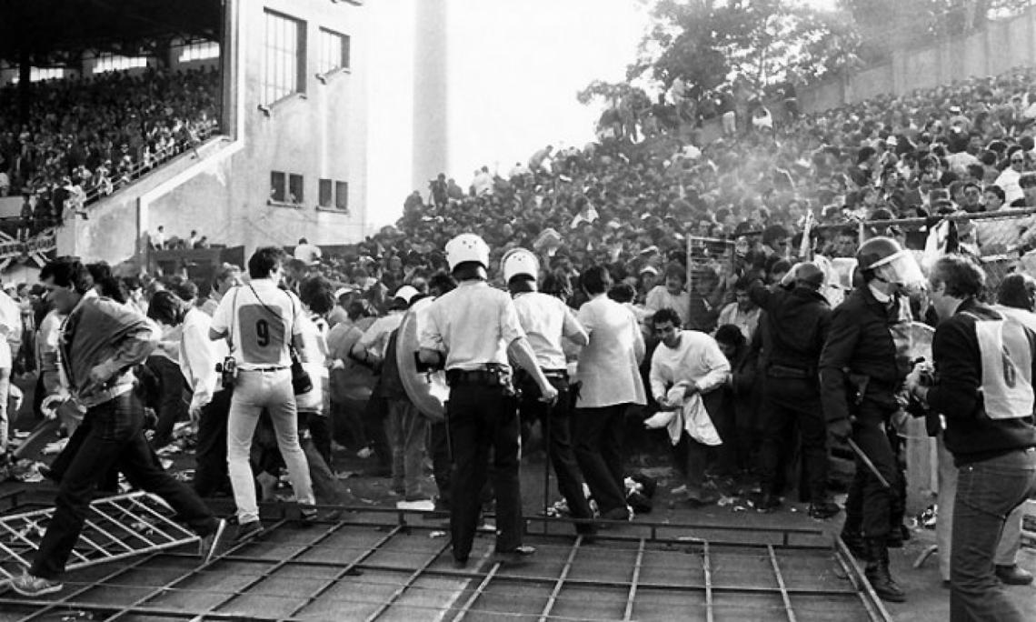 POSTAL DEL HORROR. En la década del ochenta los hooligans ingleses sembraban el miedo en los estadios europeos. Heysel primero, y Hillsborough después, impulsaron las primeras medidas gubernamentales para combatirlo seriamente. 