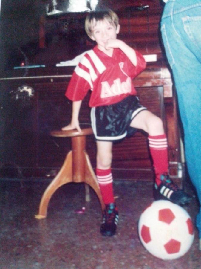 Imagen DE NIÑO vestido de jugador de Independiente.