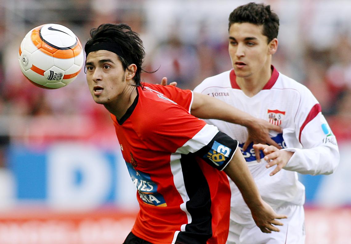 EN EL MALLORCA, donde estuvo apenas un año, marcado por Jesús Navas, del Mallorca.