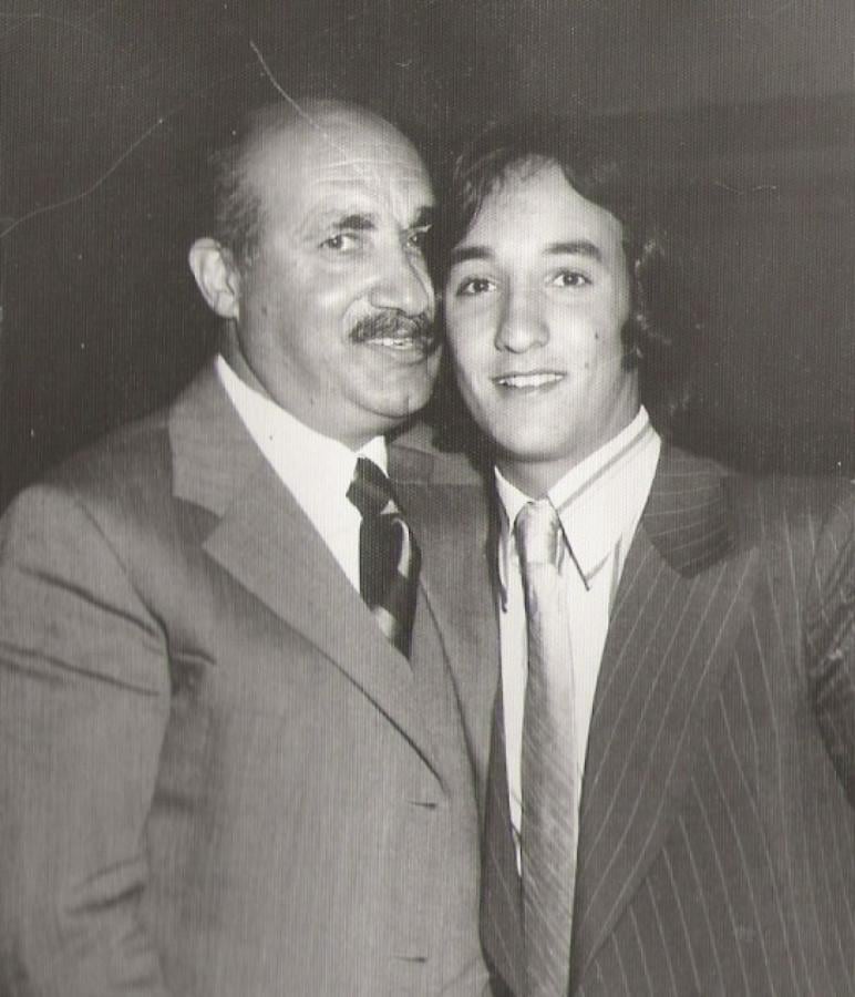Imagen DOCUMENTO DE que alguna vez tuvo pelo: al terminar la secundaria, con su padre, Alfredo,quien fue dirigente de Estudiantes de Río Cuarto.
