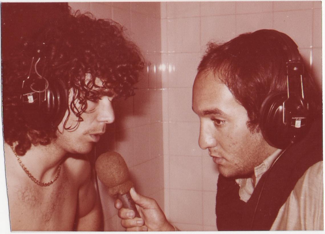 Imagen AÑO 1980, entrevistando al Conejo Tarantini en los vestuarios del hoy, estadio Mario Kempes.