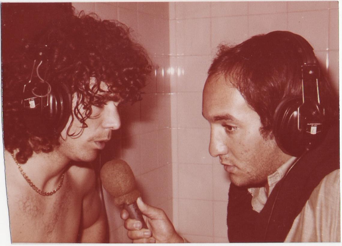 AÑO 1980, entrevistando al Conejo Tarantini en los vestuarios del hoy, estadio Mario Kempes.