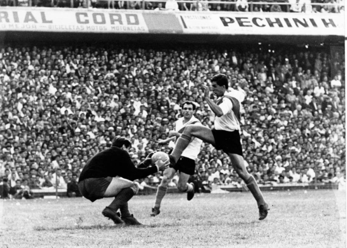 UNA ACCION ante Antonio Roma, en La Bombonera, con su amigo y gran asistidor, Ermindo Onega.