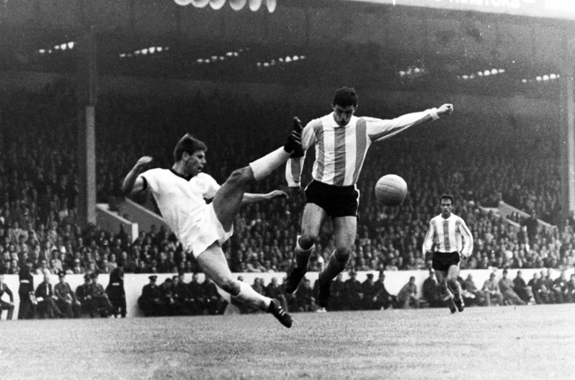 FUE EL GOLEADOR de la Selección Argentina en el Mundial de 1966 (3 goles en 4 partidos). Aquí, luchando en el empate contra Alemania en dicha copa ante la atenta mirada de Pinino Mas.