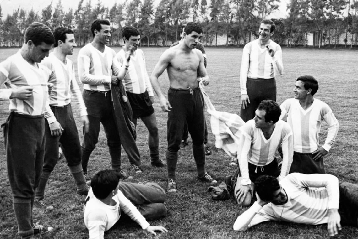 UNA LINDA POSTAL de intimidad de la Selección, calzado con las clásicas zapatillas Flecha, mientras despierta las sonrisas de Ermindo Onega, Mas, Varacka y Ramos Delgado, entre otros.
