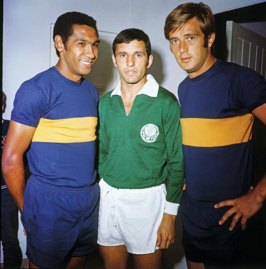 CON LA CAMISETA de Palmeiras, posando con Julio Meléndez y Silvio Marzolini, de Boca.