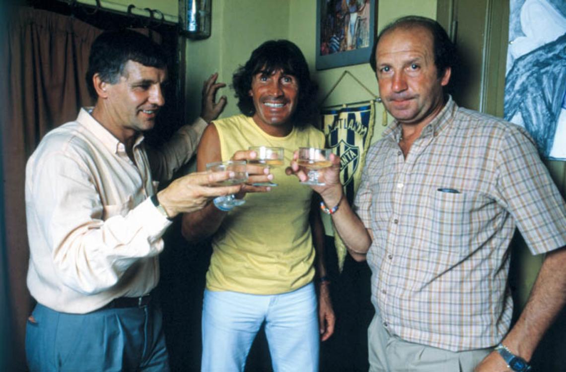 REENCUENTRO propiciado por El Gráfico con el Loco Gatti y Timoteo Griguol, amigos con los que vivió en diferentes pensiones cuando llegó a Atlanta en 1958, hasta que se casó.