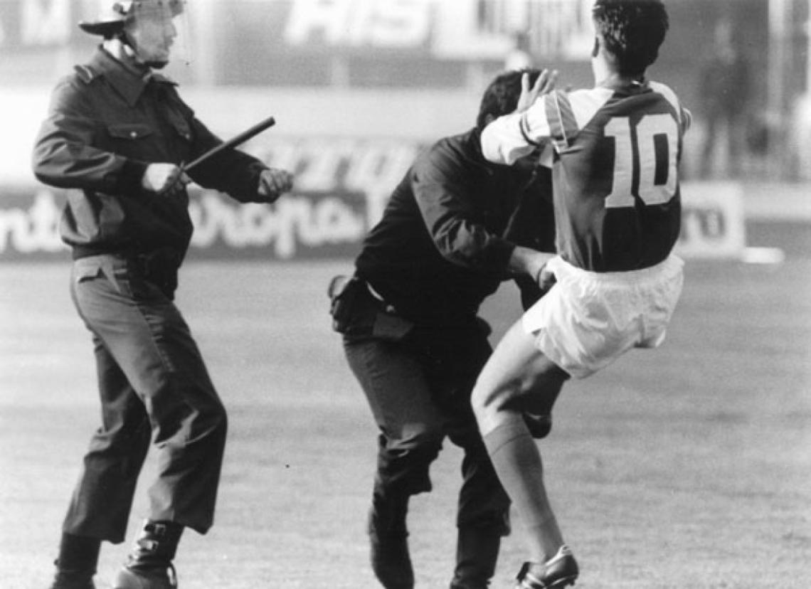 Imagen EL MOMENTO. Boban ve que un policía está golpeando a un hincha croata en el suelo y le lanza una patada voladora. Esa agresión se convertiría en un símbolo de la Guerra de Yugoslavia y de la independencia de Croacia.