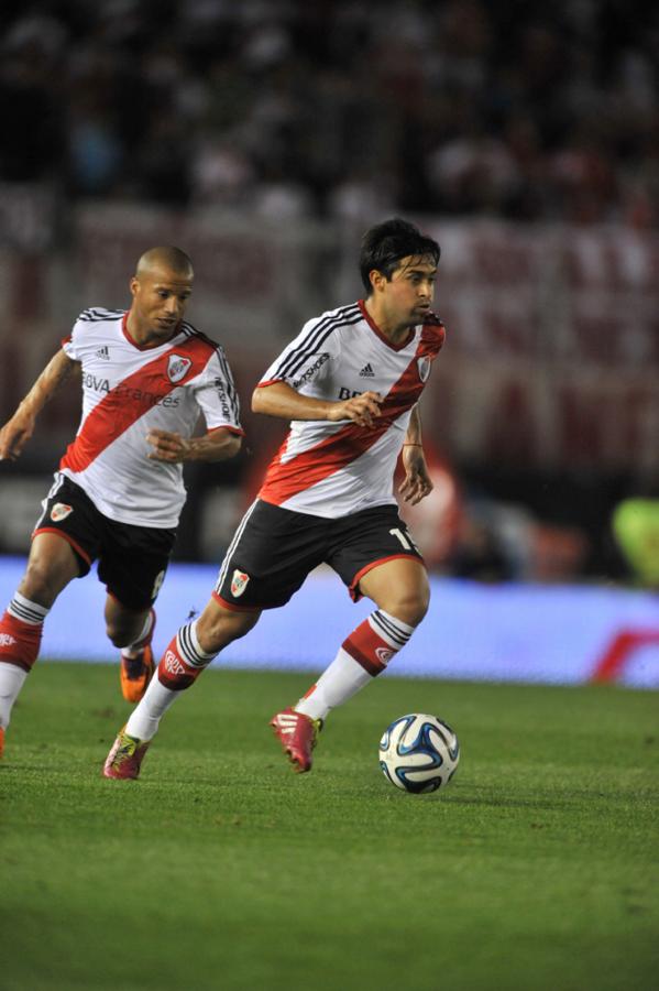 Imagen ARRANCA, pelota al pie, mirada al frente para habilitar. Carlitos Sánchez ya sale disparado para auxiliarlo.