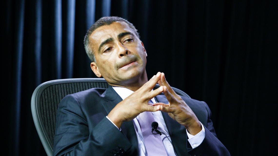 OTRO PERFIL. Romario, en un programa político de Brasil, alejado de las canchas y de los pantalones cortos; trajeado para la ocasión, expone algunas de sus ideas como parlamentario.