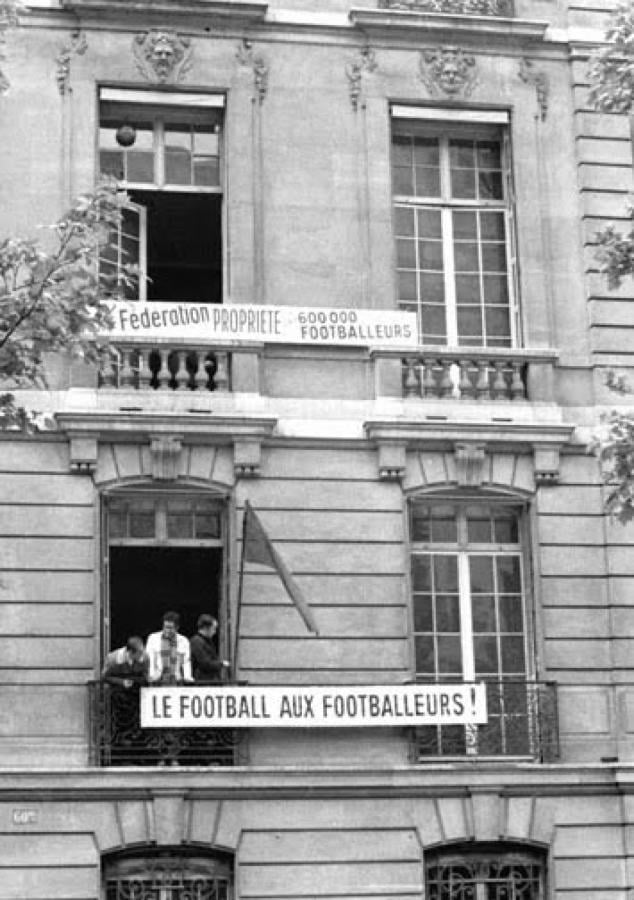 Imagen CONSIGNAS. La fachada de la Federación amenece invadida por las banderas de protesta.