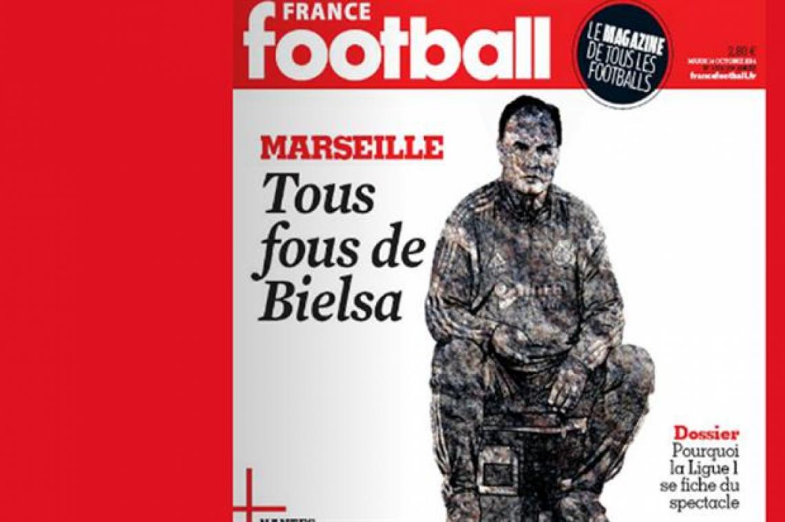 Imagen  La prestigiosa revista France Football le dedicó la tapa sentado en su habitual posición. “Todos locos por Bielsa” tituló.