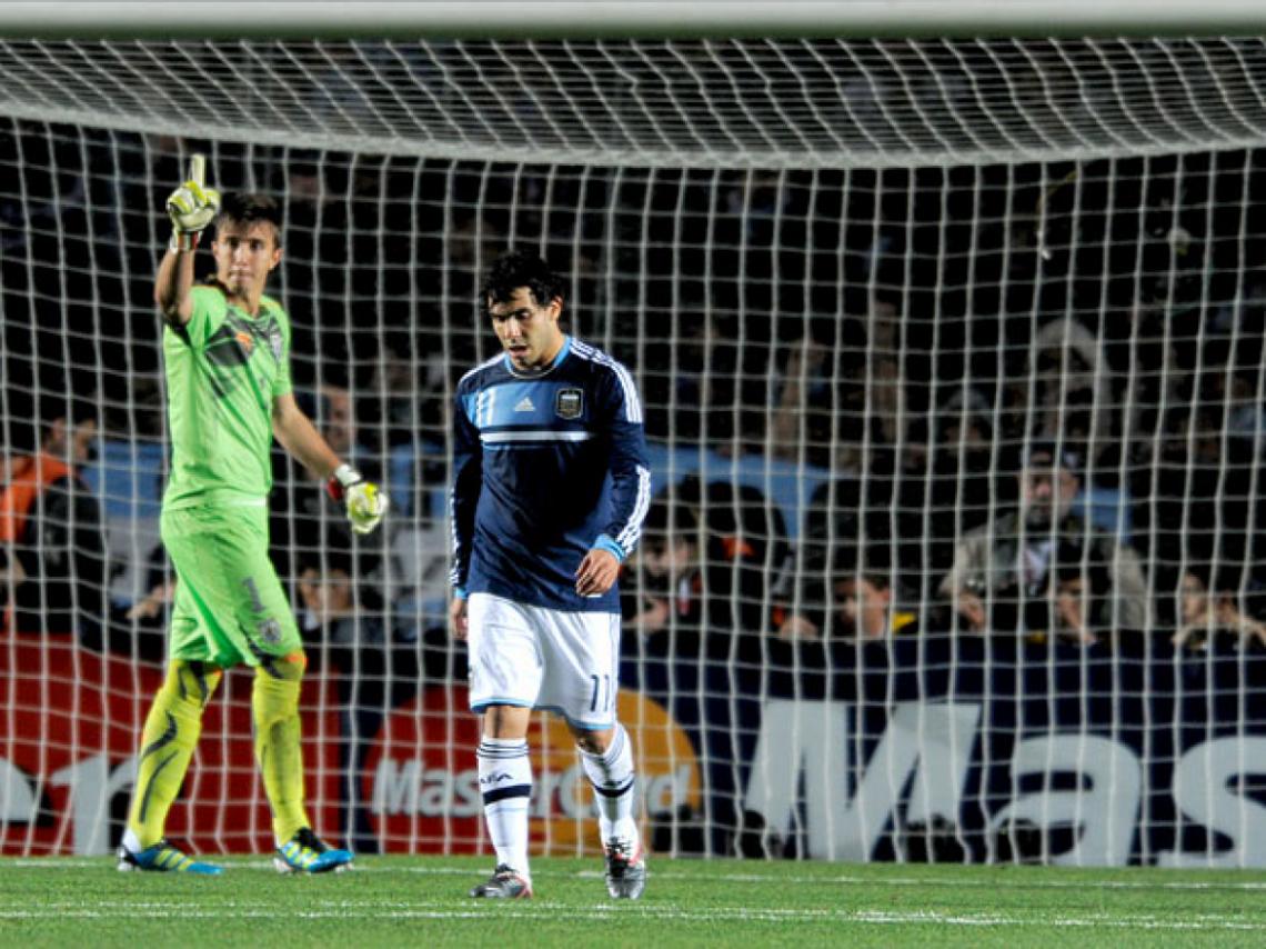 MUSLERA ya atajó el penal y festeja ante la mirada perdida de Tevez. Tiempo después, Batista confesó que lo había convocado por "presiones de la AFA y políticas".