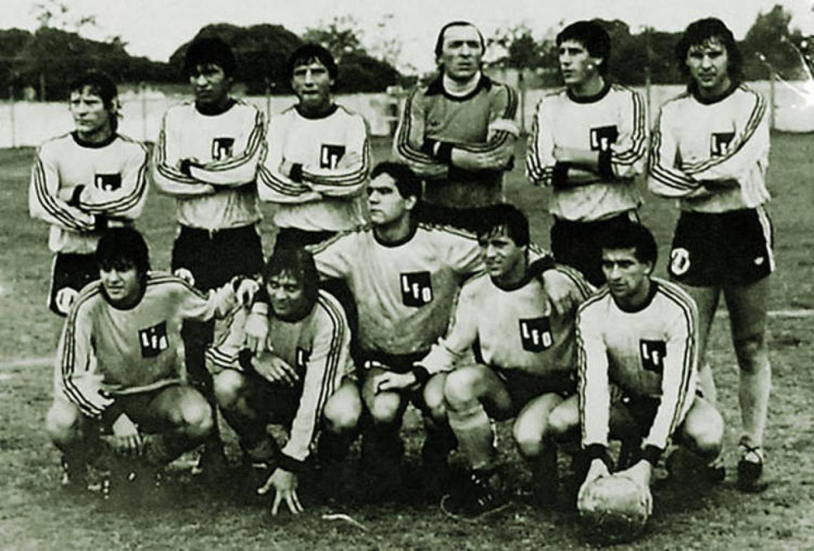 EL EQUIPO BASE. Carlos Squeo, Osvaldo Mazo, Osvaldo Cristofanelli, Julio Barbieri, Norberto D’Angelo y Jorge Pellegrini, de pie. Agachados están Osvaldo Rinaldi, Félix Orte, Armando Husillos, José Luis Gaitán y Fernando Magallanes.