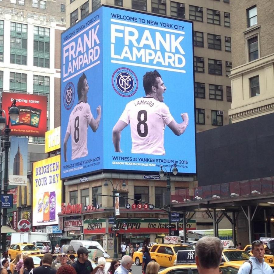 UN CARTEL le da la bienvenida a Frank Lampard en la zona céntrica de New York. "¿Por qué no?", contestó en la conferencia de prensa cuando le preguntaron sobre su elección por el NYC FC.