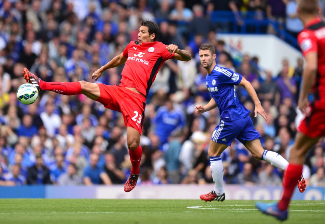 Imagen UN TANQUE ARGENTINO. Aquí tratando de escaparle a la marca pegajosa de Cahill, en el partido contra el Chelsea de Mourinho.