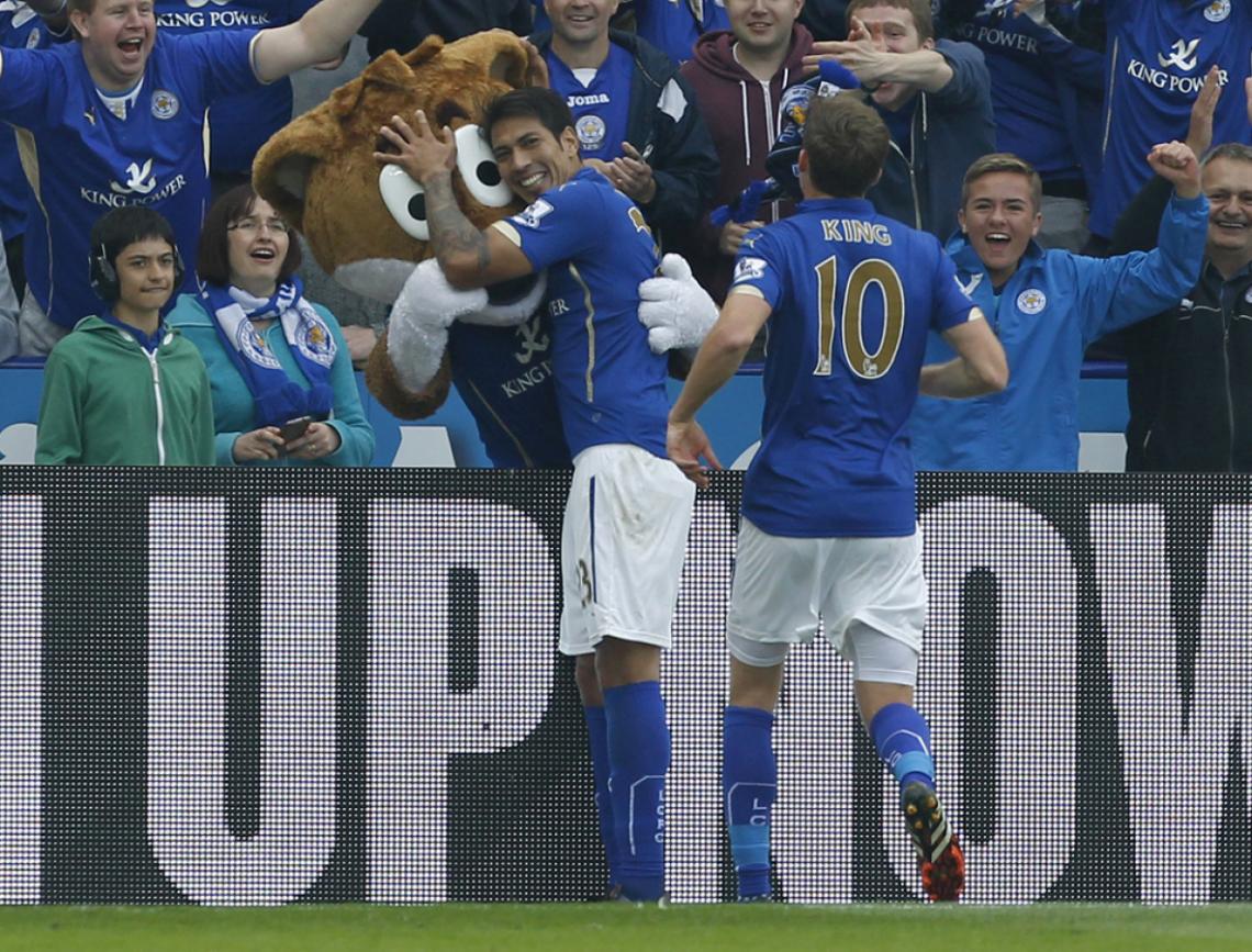 Imagen EL FESTEJO con la mascota de Leicester. En un arranque goleador, Ulloa le metió dos al United, uno al Arsenal, una al Everton y uno al Stoke City.