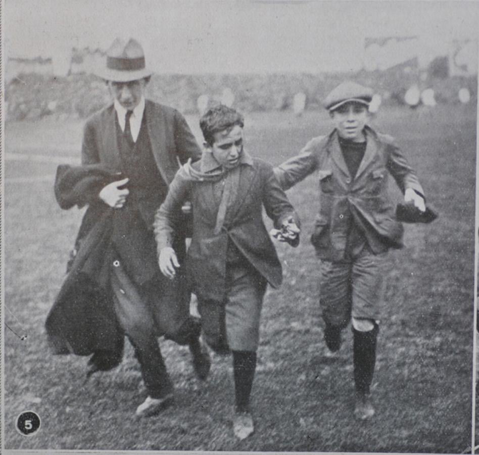 Imagen UN CHICO ensangrentado por enfrentamientos antes de un Argentina-Uruguay.