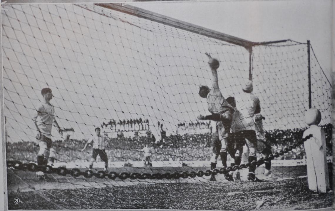 Imagen ¡JOYA DEL ARCHIVO! Una foto prácticamente desconocida del primer gol olímpico de la historia, anotado por Cesáreo Onzari ante Uruguay, el 2 de octubre de 1924.