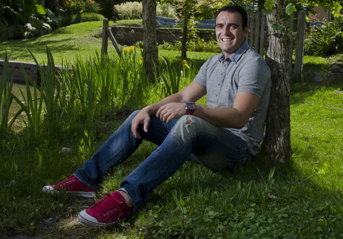 FABRICIO, hoy, en su casa, con 38 años. Se retiró hace 3, se instaló en Buenos Aires y aspira a comenzar su carrera como DT de inferiores.