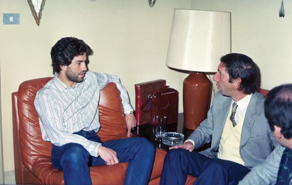 Imagen REUNION con su padre futbolístico, Carlos Bilardo, con quien se agarró a piñas en sus inicios como jugador en Estudiantes.