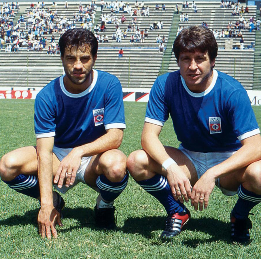 Imagen A LA IZQUIERDA, con la camiseta del Cruz Azul, donde metió muchos goles.