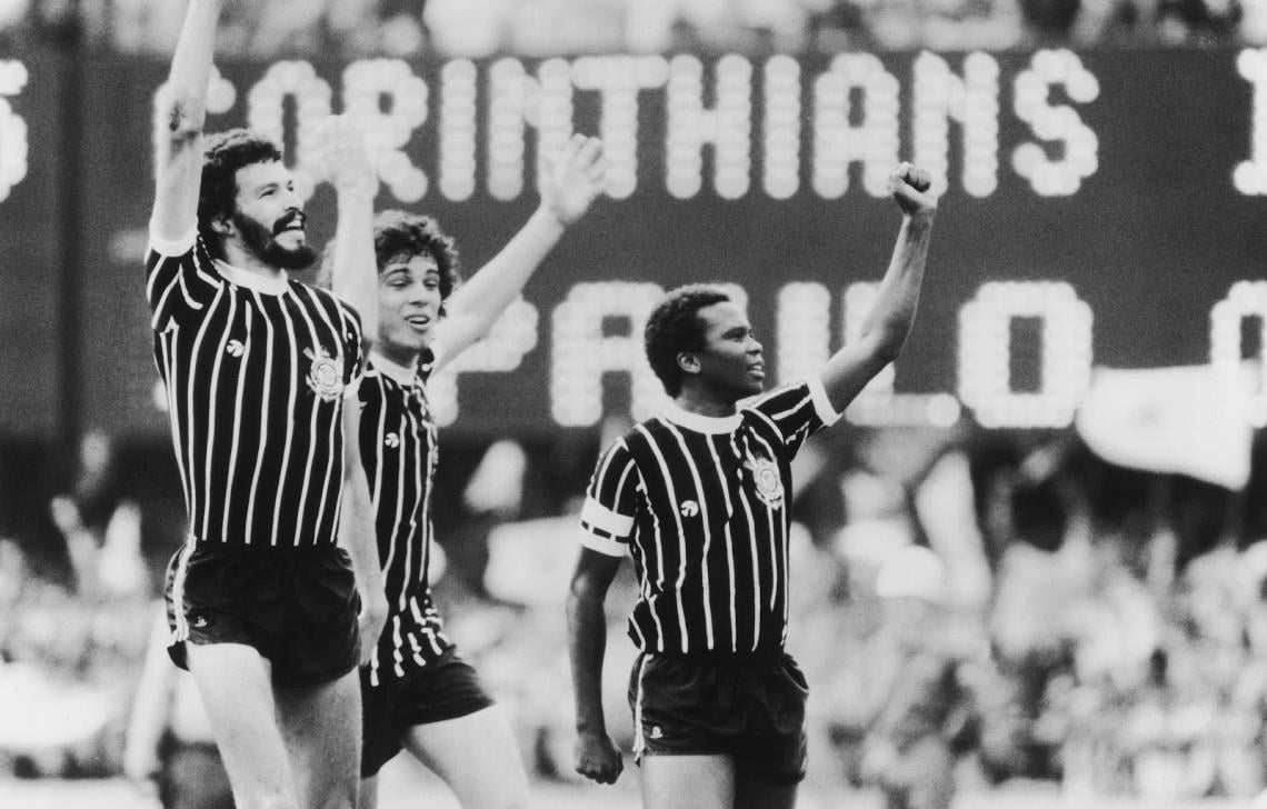 Imagen SÓCRATES CELEBRA. Con el puño en alto, y escoltado por sus compañeros, festeja un gol contra el San Pablo, en el cláscio estadual. El talentoso delantero fue el buque insignia del proyecto, y se fue cuando la idea no prosperó.