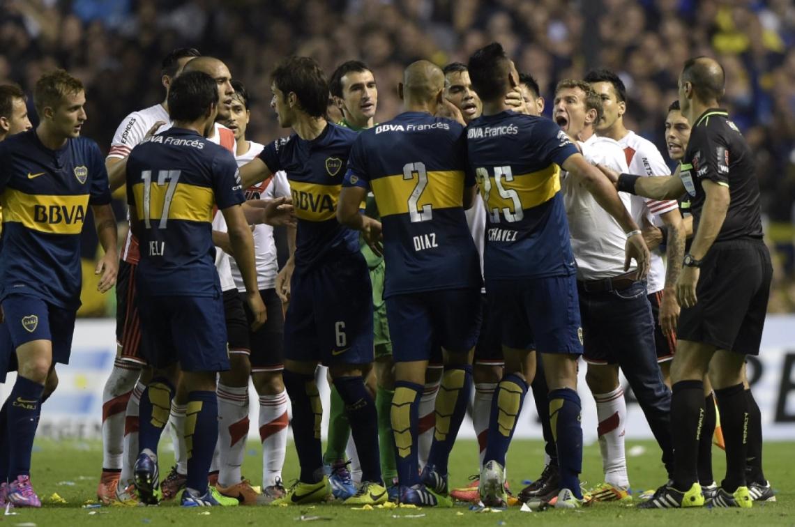 Imagen UNA POSTAL DEL PARTIDO. Tumulto y empujones desde ambos lados. Después del partido de vuelta, un especial de El Gráfico para revivir la histórica serie.