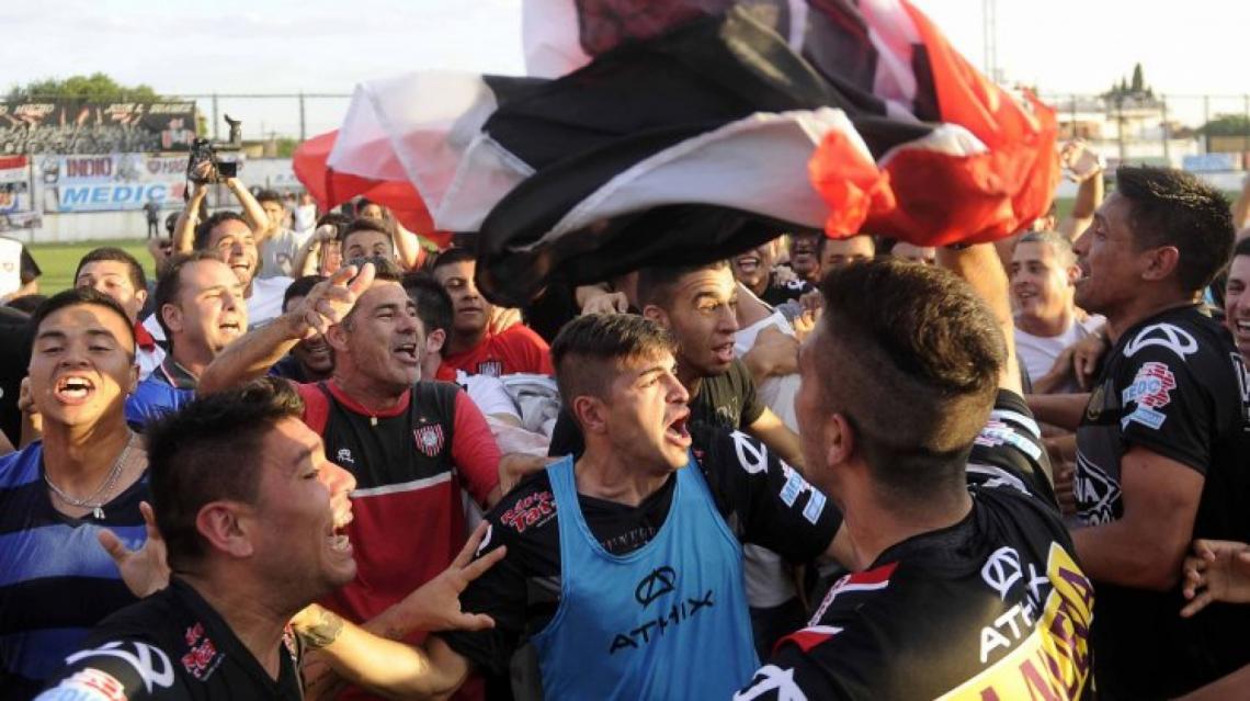 LOS JUGADORES festejan como hinchas. El Chapa Zapata en la derecha de la imagen puede dar fe de ello.