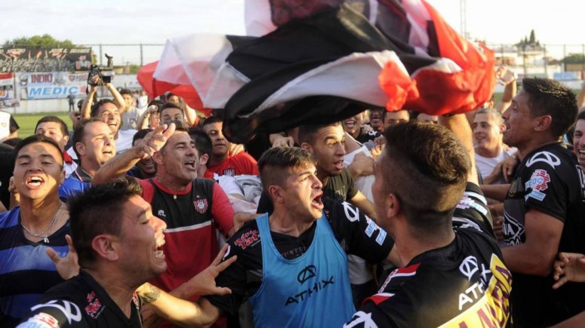 Imagen LOS JUGADORES festejan como hinchas. El Chapa Zapata en la derecha de la imagen puede dar fe de ello. 