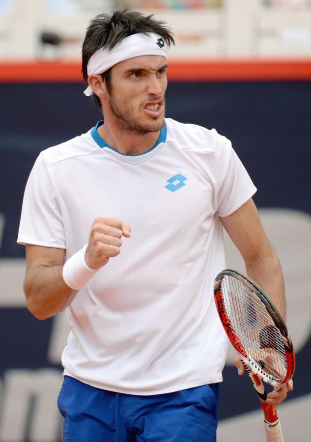 MAYER celebra con el puño apretado el triunfo ante David Ferrer en Hamburgo.