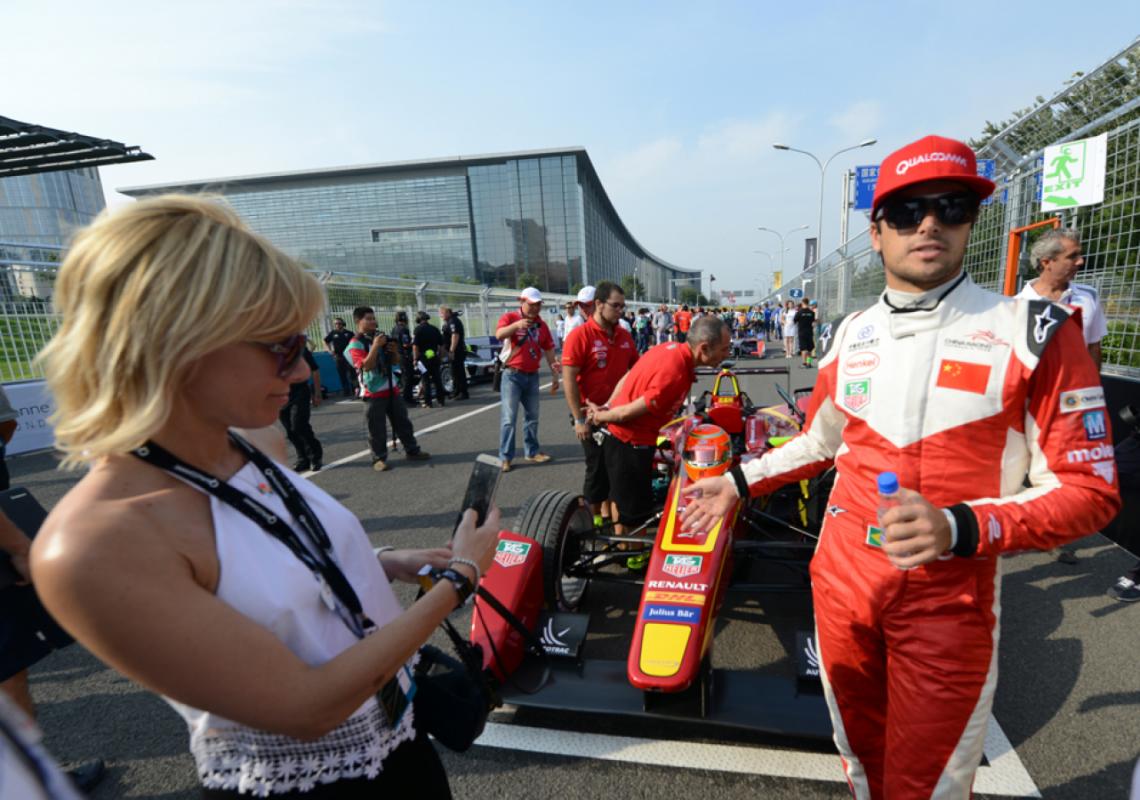 Imagen EL COLOR de una cita internacional, con el brasileño Lucas di Grassi como ganador en China.