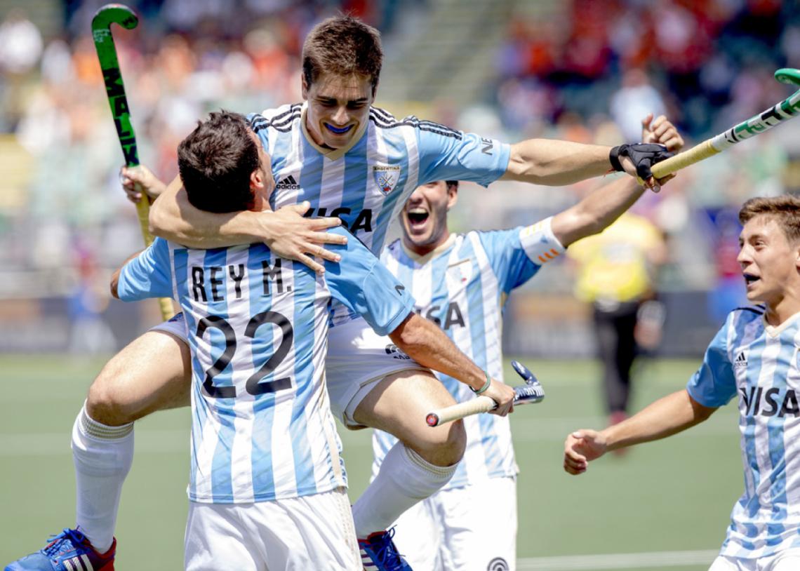 GONZALO PEILLAT festeja junto a Matías Rey uno de sus diez goles en el Mundial.