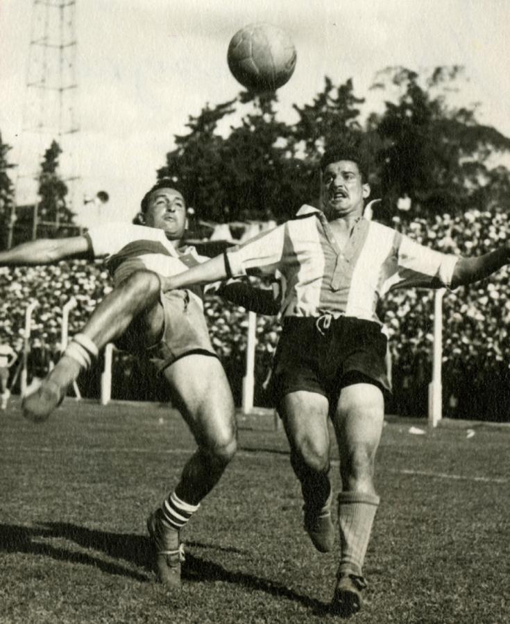 Imagen PELEA POR LA PELOTA en el clásico ante Gimnasia, en la cancha de Estudiantes. Años después se retiraría en el Lobo.