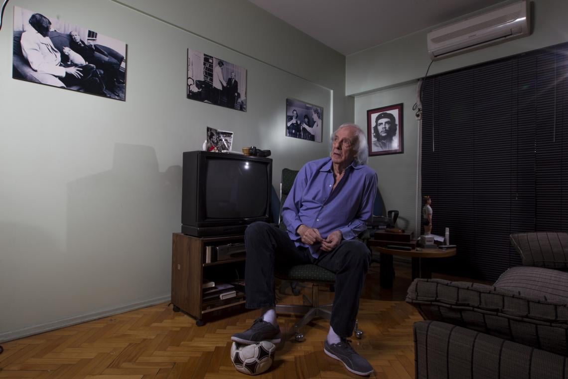 A LOS 76 años, sin el clásico cigarrillo, en el living de su oficina, repleta de fotos, trofeos, papeles ¡y videos!