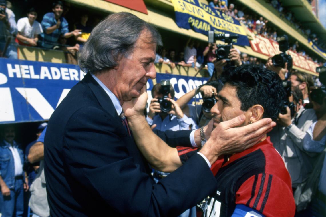 Imagen CON MARADONA, a quien dirigió en la Selección Juvenil y en la Mayor; acá, como rivales en un Boca-Newell`s de 1993
