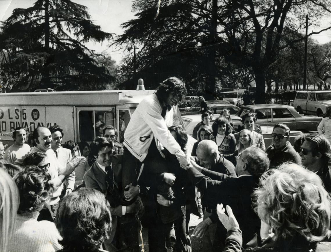 Imagen AL REGRESAR A Buenos AIres fue recibido como un héroe. Entre quienes lo levantan está nuestro colega Guillermo Salatino.