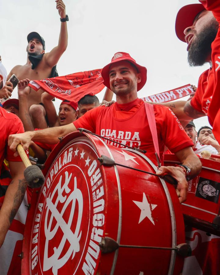 Imagen Lucas Alario y el bombo, ya vestido de Colorado.