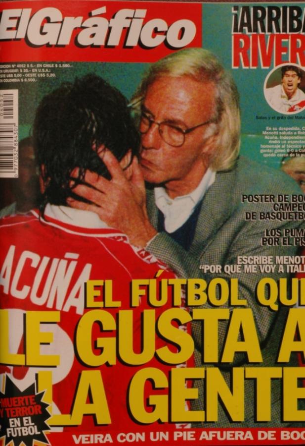 Imagen ULTIMA TAPA en El Gráfico: 3/6/97, como DT de Independiente, besando a Acuña tras el 6-0 a Colón, que dejó al Rojo en la cima.