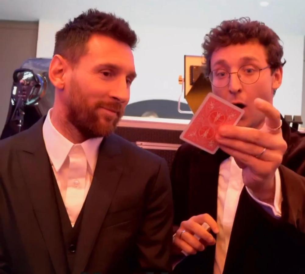 Lionel Messi, sorprendido por un espectacular truco de magia | El Gráfico Lionel Messi, sorprendido por un espectacular truco de magia | El Gráfico