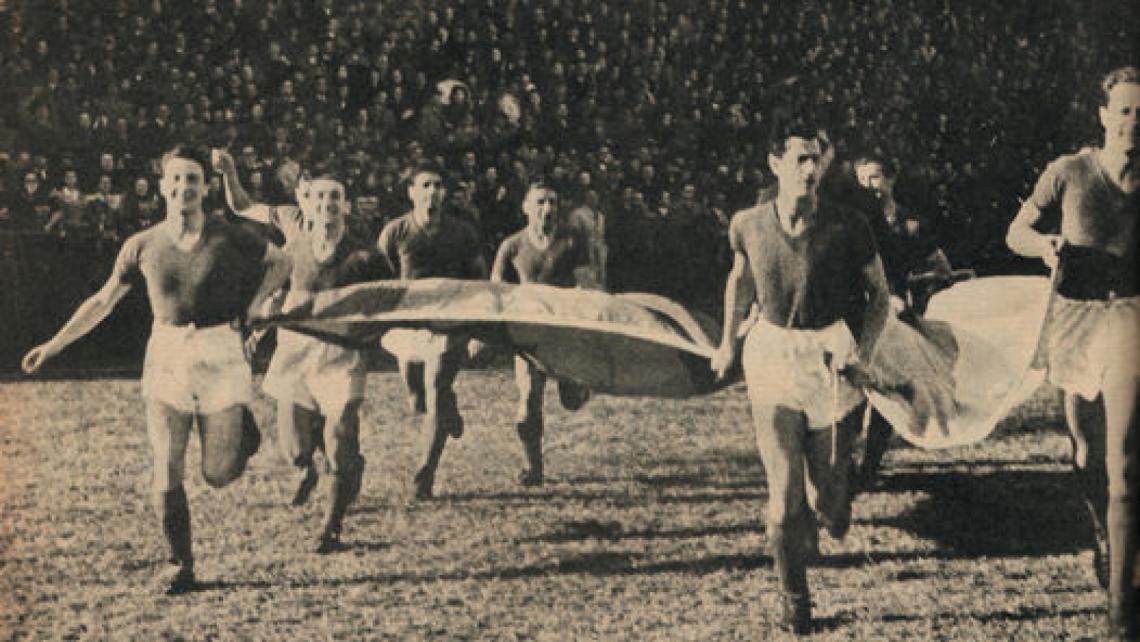 Imagen DE GIRA. Una imagen del equipo de San Lorenzo, ingresando a la cancha, con la insignia argentina como bandera, durante la gira amistosa de 1946. En España enfrentó al Real Madrid, y perdió 4-1. 