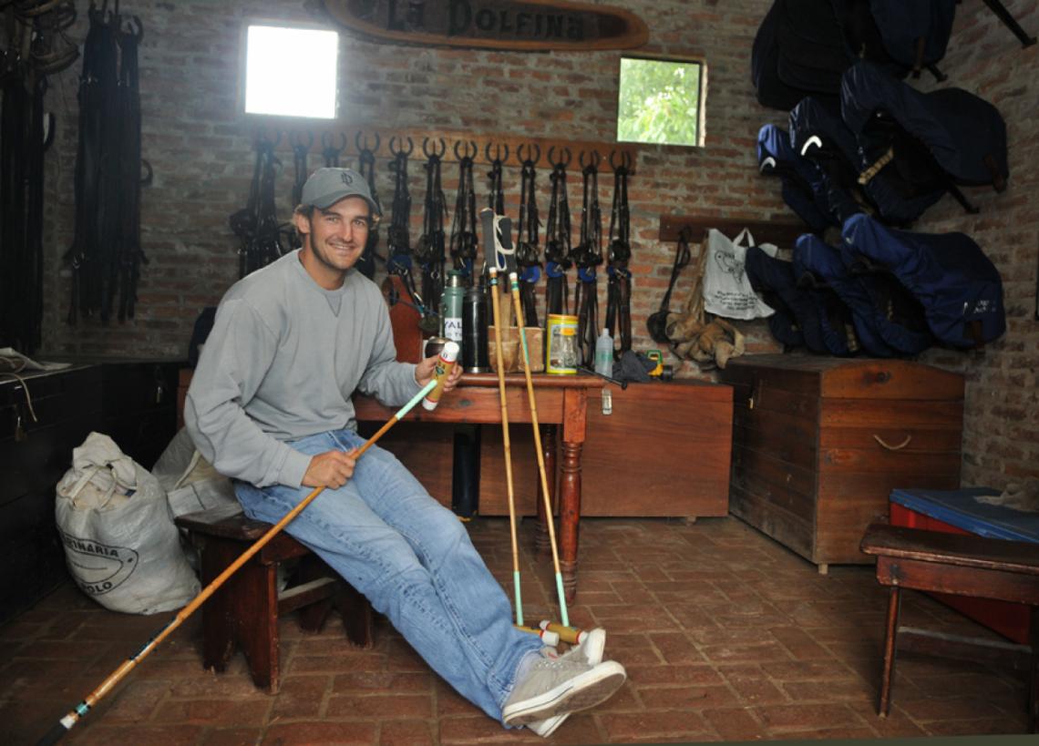 PELON sonríe en su caballeriza en Cañuelas, a 14 horas de haber transformado un sueño en realidad en el Argentino Abierto de 2014.