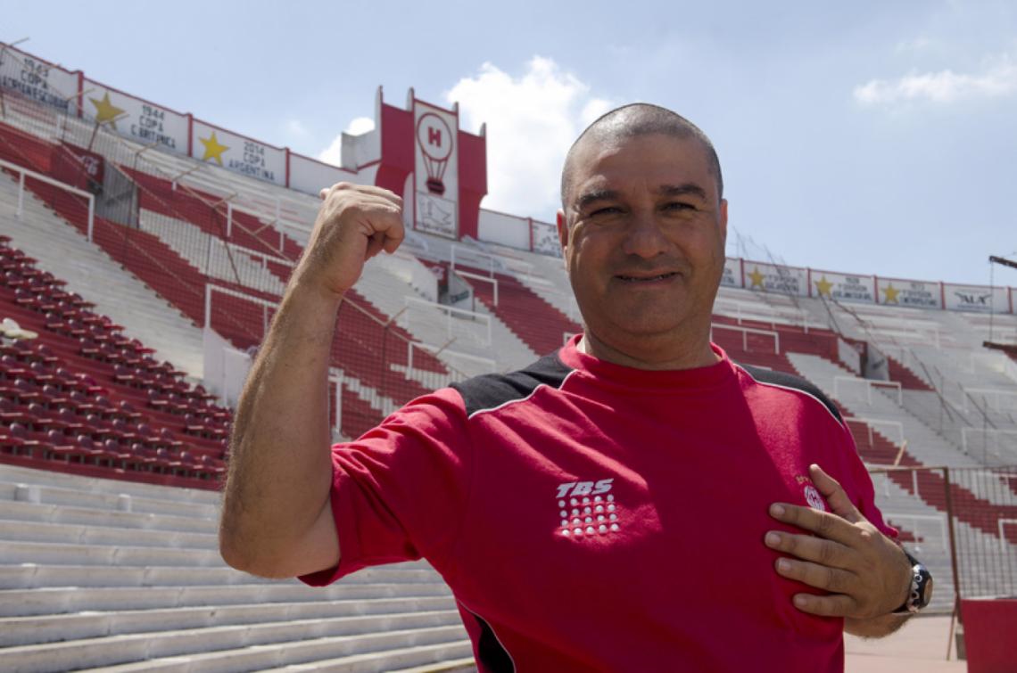 LA ESTRELLA de la Copa Argentina ya está pintada en lo alto de la popular visitante. Apuzzo, corazón.
