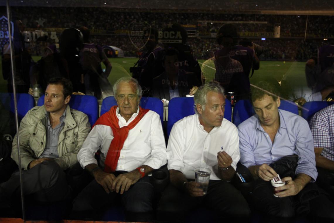 EN LA BOMBONERA: a falta de camiseta, suéter rojo con camisa blanca.