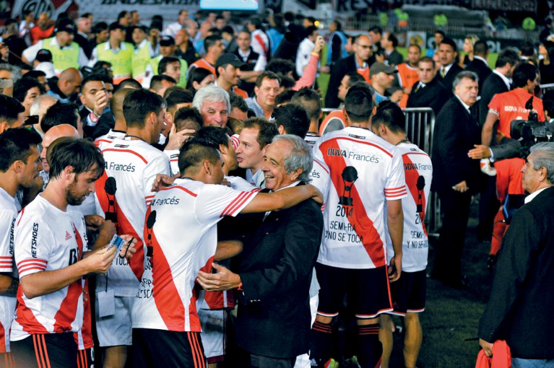 ¡VENGA ESE ABRAZO! El presidente felicita a Mercado, autor del primer gol en la final de la Sudamericana, el segundo título de su mandato.